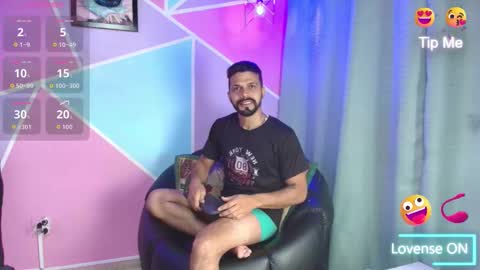 Max  Ashley online show from November 30, 2025, 1:04 pm