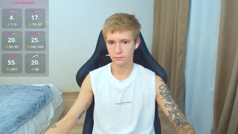 Snapshot of max_gen chatting on October 5, 2025, 1:04 am Max Gen with tats 24years  And Ethan without tats 20 years online show from October 5, 2025, 1:04 am