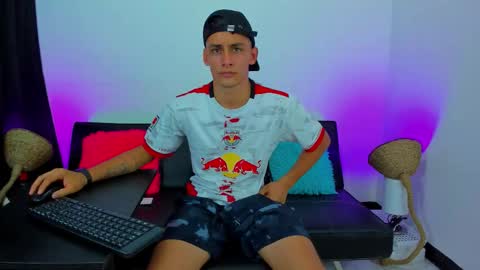 Snapshot of max_wild01 chatting on October 27, 2025, 2:59 am MAX online show from October 27, 2025, 2:59 am