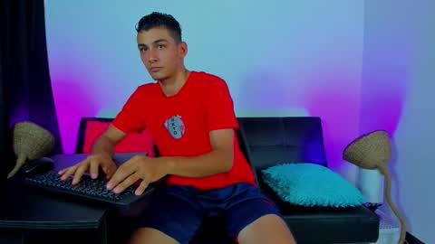 Snapshot of max_wild01 chatting on November 6, 2025, 8:10 pm MAX online show from November 6, 2025, 8:10 pm