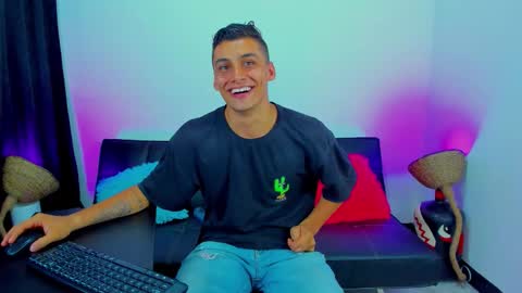 Snapshot of max_wild01 chatting on November 17, 2025, 8:20 am MAX online show from November 17, 2025, 8:20 am