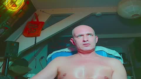 Snapshot of maxhardcore77 chatting on November 7, 2025, 12:32 am maxhardcore77 online show from November 7, 2025, 12:32 am