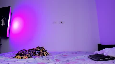 Snapshot of maxi_open chatting on February 5, 2025, 12:06 pm Maxi Model Independent online show from February 5, 2025, 12:06 pm