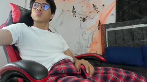 Snapshot of maximiliano_khalil chatting on October 28, 2025, 8:00 pm Maximiliano online show from October 28, 2025, 8:00 pm