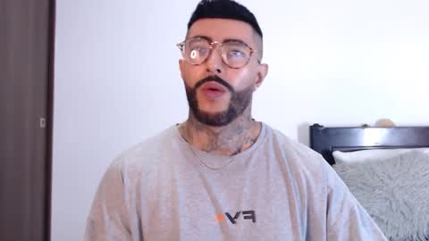 Independent Model online show from February 5, 2025, 3:02 am