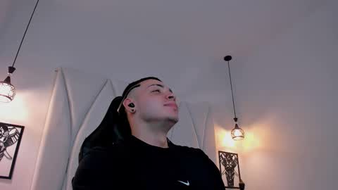 MAX online show from February 21, 2025, 7:54 pm