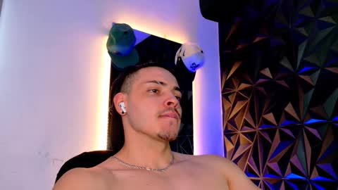 MAX online show from November 2, 2025, 10:23 pm