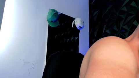 MAX online show from November 19, 2025, 8:42 pm