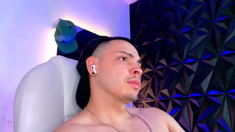 MAX online show from December 2, 2025, 9:32 pm