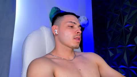 MAX online show from December 17, 2025, 8:04 pm