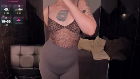 Woman online show from November 26, 2025, 2:18 pm