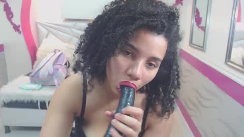 Snapshot of mayaa_ross chatting on December 19, 2024, 6:56 am Maya online show from December 19, 2024, 6:56 am