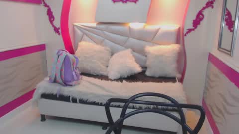 Snapshot of mayaa_ross chatting on December 20, 2024, 7:33 am Maya online show from December 20, 2024, 7:33 am