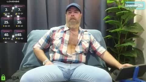 Snapshot of meaty_roll chatting on October 15, 2025, 3:17 am Meaty Roll online show from October 15, 2025, 3:17 am
