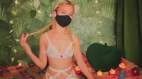 meeeewmeeeeow online show from October 29, 2025, 8:32 pm