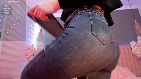 Snapshot of megan_moore__ chatting on February 13, 2025, 12:11 pm online show from February 13, 2025, 12:11 pm