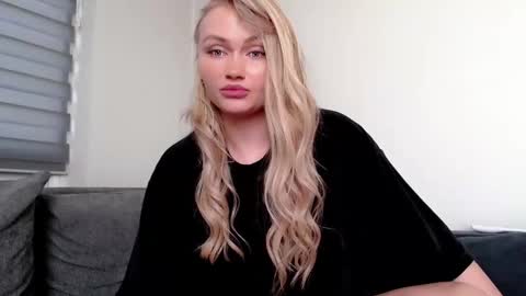 Snapshot of melani_a chatting on December 11, 2024, 11:08 am Melania online show from December 11, 2024, 11:08 am