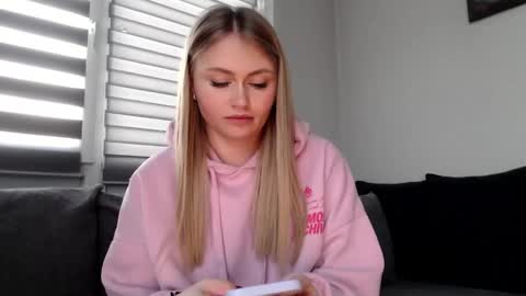 Snapshot of melani_a chatting on February 17, 2025, 3:20 pm Melania online show from February 17, 2025, 3:20 pm