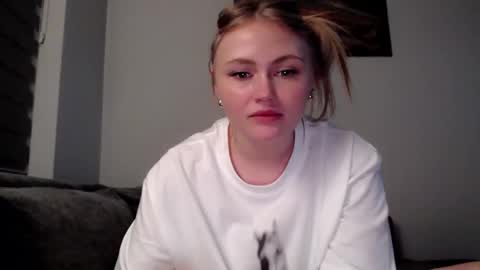 Snapshot of melani_a chatting on February 19, 2025, 5:06 pm Melania online show from February 19, 2025, 5:06 pm