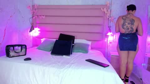 Snapshot of melanieroux chatting on November 28, 2025, 8:11 pm Melanie Roux online show from November 28, 2025, 8:11 pm