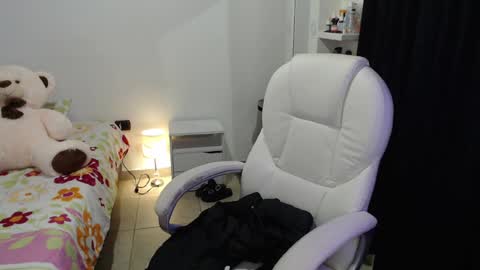 Snapshot of melanniegarzon chatting on March 11, 2025, 2:54 am Melannie online show from March 11, 2025, 2:54 am
