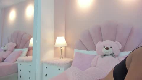 Melanie online show from November 25, 2025, 4:01 am