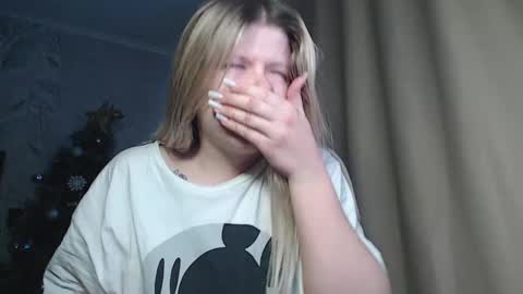 Melissa  Ray online show from December 12, 2024, 3:32 am