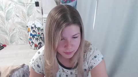 Melissa  Ray online show from September 23, 2025, 4:48 am