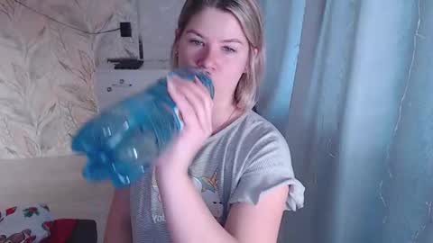 Melissa  Ray online show from November 13, 2025, 10:14 am