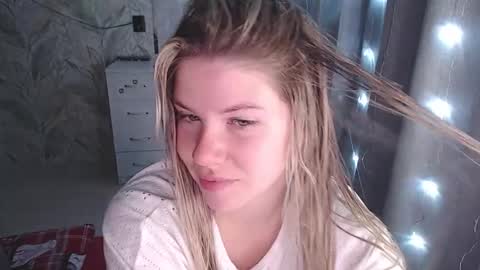 Melissa  Ray online show from November 16, 2025, 6:13 pm