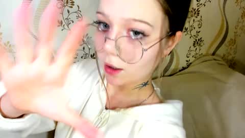 MelMooon online show from November 5, 2025, 8:09 pm