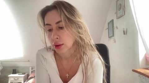 Snapshot of melodie_sweet chatting on October 2, 2025, 5:47 am Melodie online show from October 2, 2025, 5:47 am