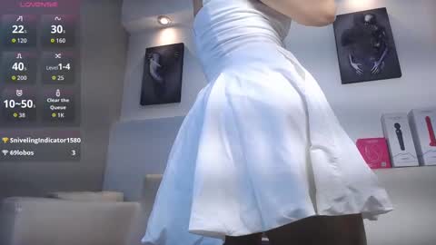 Snapshot of melodiroux_ chatting on November 5, 2025, 2:17 pm Melodi online show from November 5, 2025, 2:17 pm