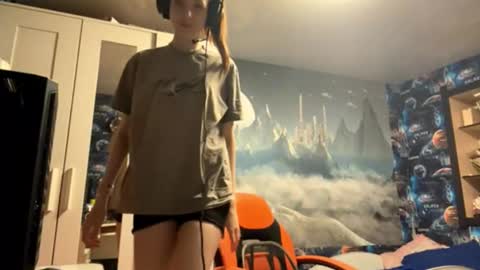Hi Im Aria 18 years old online show from October 14, 2025, 2:18 pm