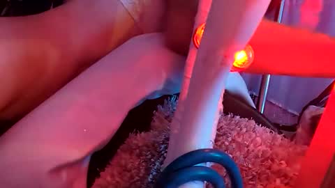 gurlnips online show from November 14, 2025, 1:21 pm