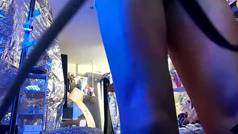 gurlnips online show from December 18, 2025, 7:36 am