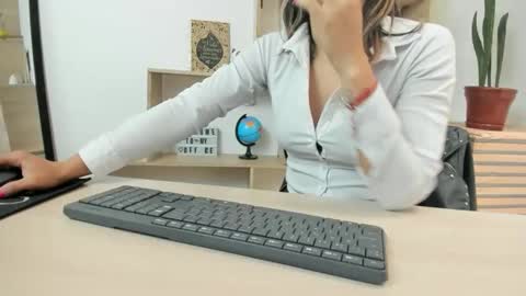 Merlina online show from November 17, 2025, 4:13 pm