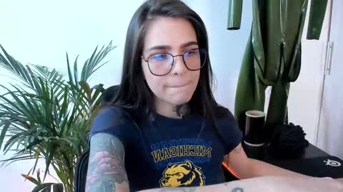 Snapshot of meurief chatting on October 4, 2025, 7:01 pm Meurif online show from October 4, 2025, 7:01 pm