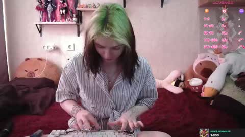 Snapshot of mevis_li chatting on September 17, 2025, 3:30 am Mavis online show from September 17, 2025, 3:30 am