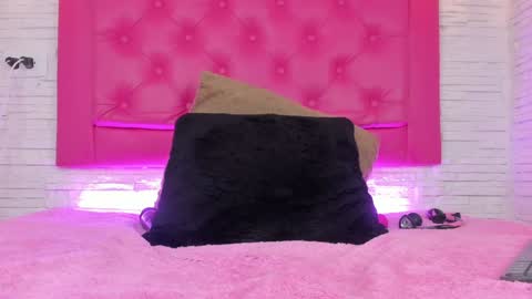 Snapshot of mia__099 chatting on January 15, 2025, 1:02 am Mia Blonde online show from January 15, 2025, 1:02 am