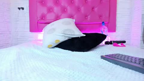 Snapshot of mia__099 chatting on January 30, 2025, 10:19 pm Mia Blonde online show from January 30, 2025, 10:19 pm