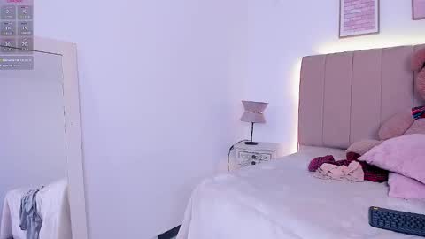 mia_corner online show from November 19, 2025, 11:49 pm