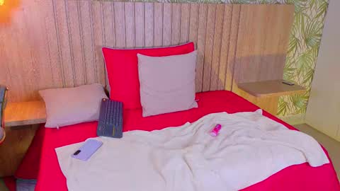 Mia online show from December 5, 2025, 2:14 pm