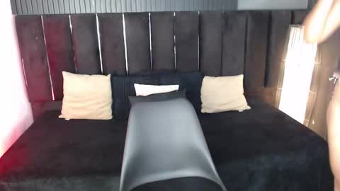 Mia  online show from December 15, 2025, 2:32 pm