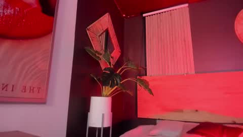 Snapshot of mia_jagger chatting on November 7, 2025, 11:43 am Val online show from November 7, 2025, 11:43 am