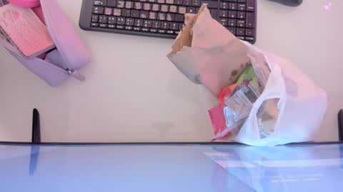    online show from November 19, 2025, 12:05 pm