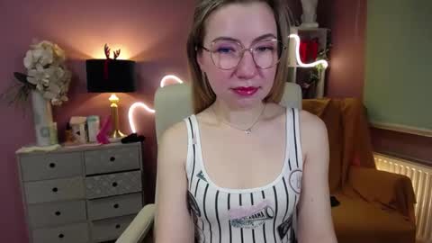 Snapshot of mia_luxx92 chatting on December 23, 2024, 7:38 am Mia online show from December 23, 2024, 7:38 am