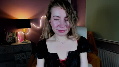 Mia online show from November 30, 2025, 3:05 pm