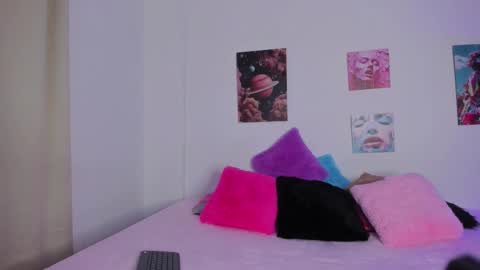 mia_purplee online show from November 5, 2025, 3:06 am