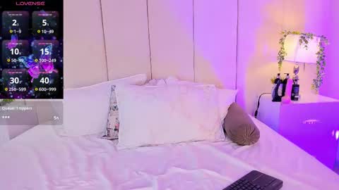 mia rousse25 online show from November 15, 2025, 2:13 pm